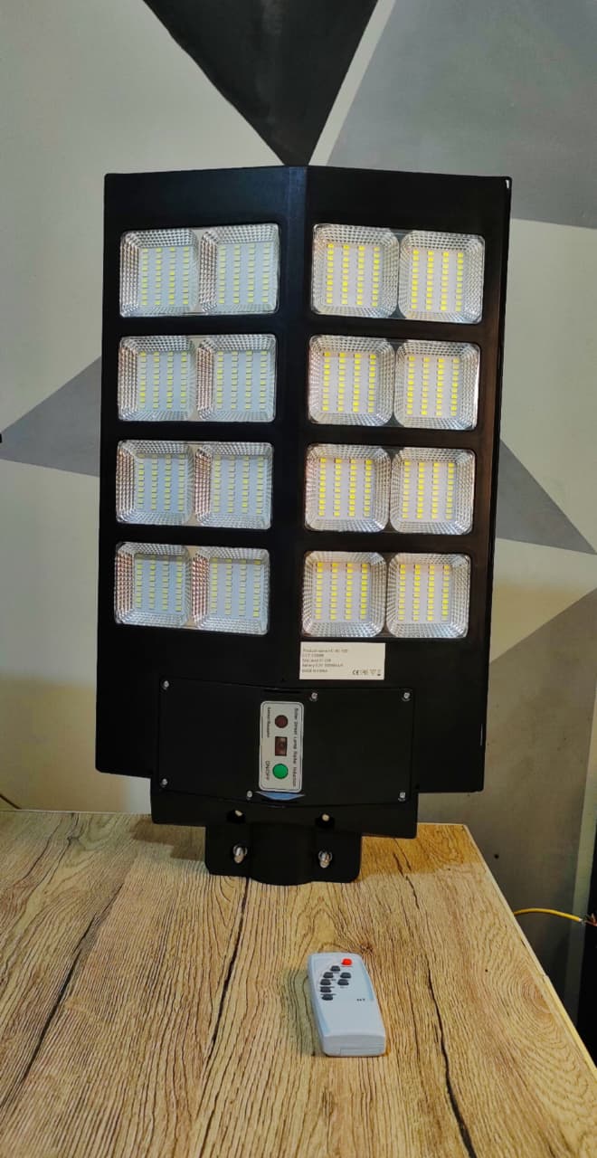 400W Solar Street Light 10 to 12 Hours Full Night Battery Backup