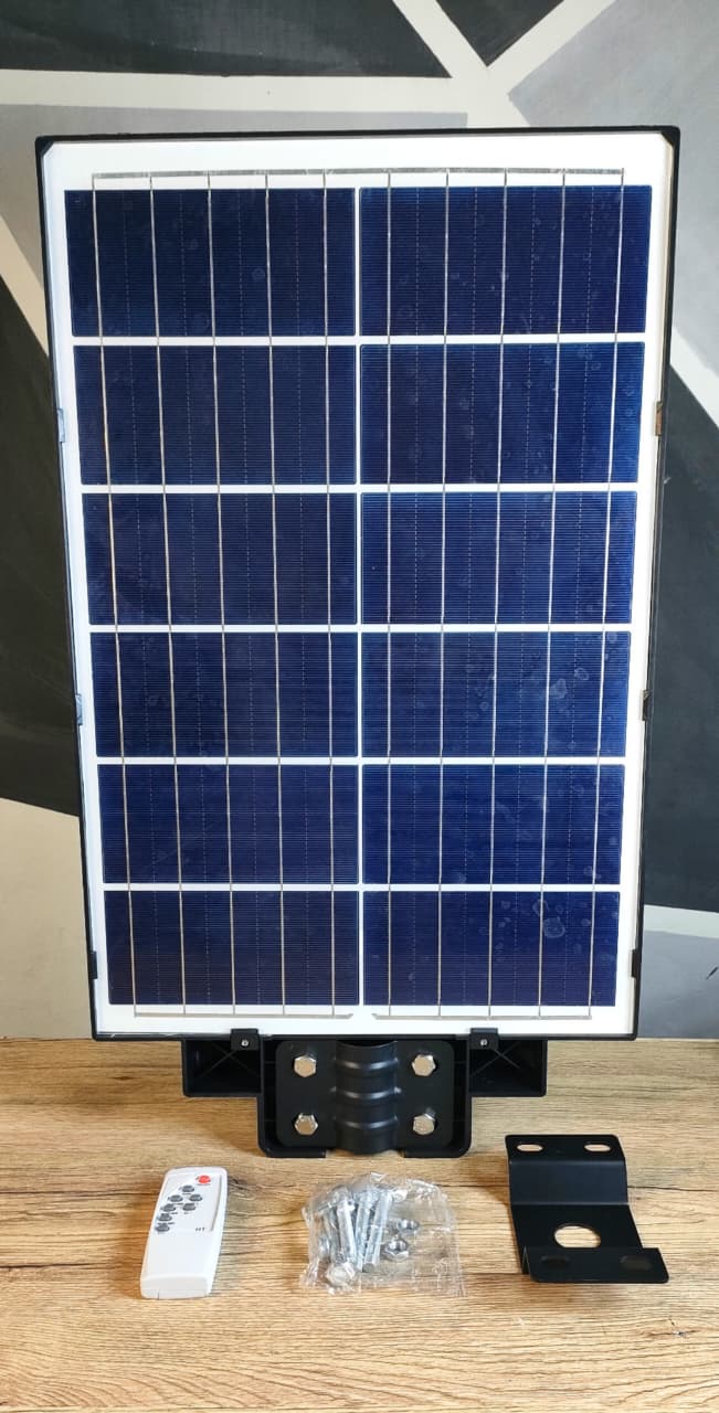 400W Solar Street Light 10 to 12 Hours Full Night Battery Backup